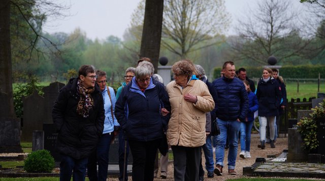 Efkes stille staon bie (vrijdag  5 mei 2017)